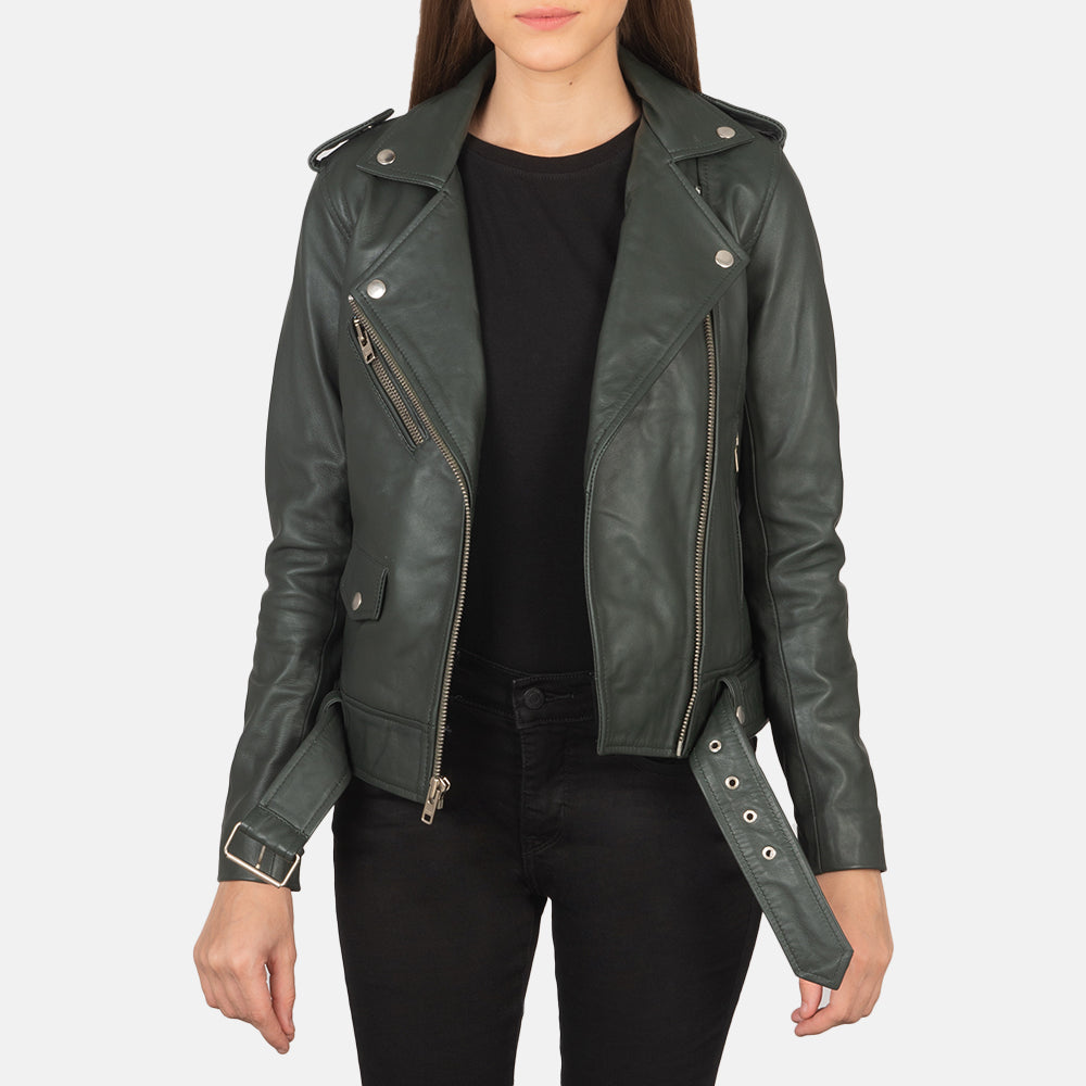 
Alison グリーン レザーライダースジャケット レディース in Green Sheepskin Leather - 正面スタイル＆テーラードシルエット | 公式オンライン通販