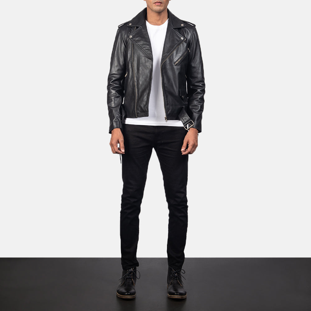 
Allaric Alley Black Leather Biker Jacket - 袖の立体カッティングと洗練されたテーパードフィットを見せる側面ビュー