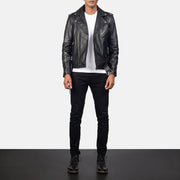 
Allaric Alley Black Leather Biker Jacket - 袖の立体カッティングと洗練されたテーパードフィットを見せる側面ビュー