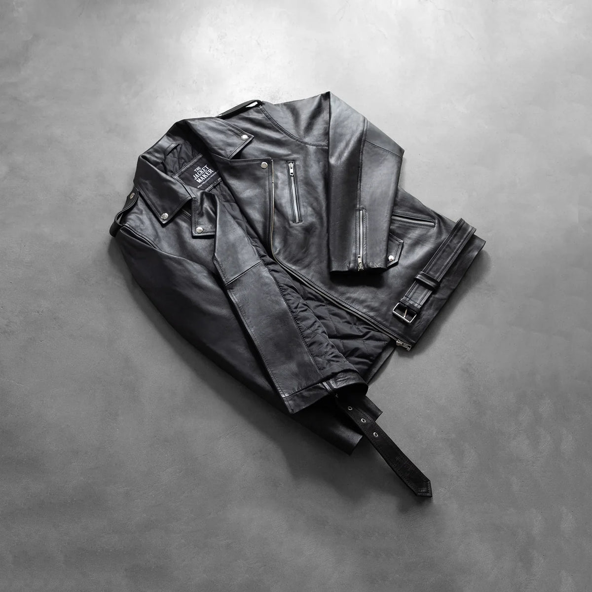 
オープンヘムと裾の職人技による仕立てディテール Allaric Alley Black Leather Biker Jacket