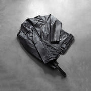 
オープンヘムと裾の職人技による仕立てディテール Allaric Alley Black Leather Biker Jacket