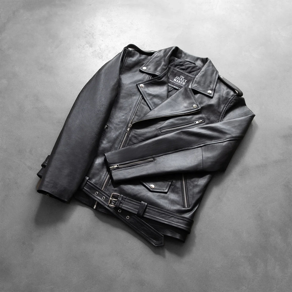 
着用イメージ： Allaric Alley Black Leather Biker Jacket モデル着用（自然光でのドレープ感）