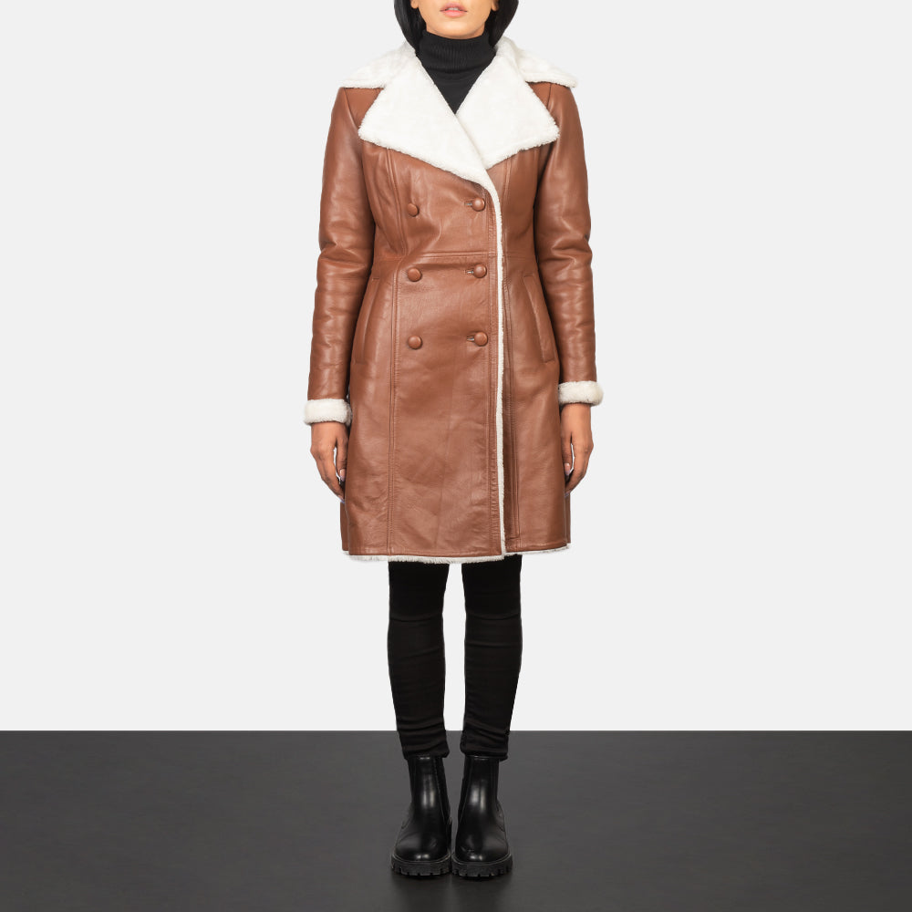 
Amie Brown Double Breasted Shearling Coat in Brown Sheepskin Burnishing - 正面スタイル＆テーラードシルエット | 公式オンライン通販