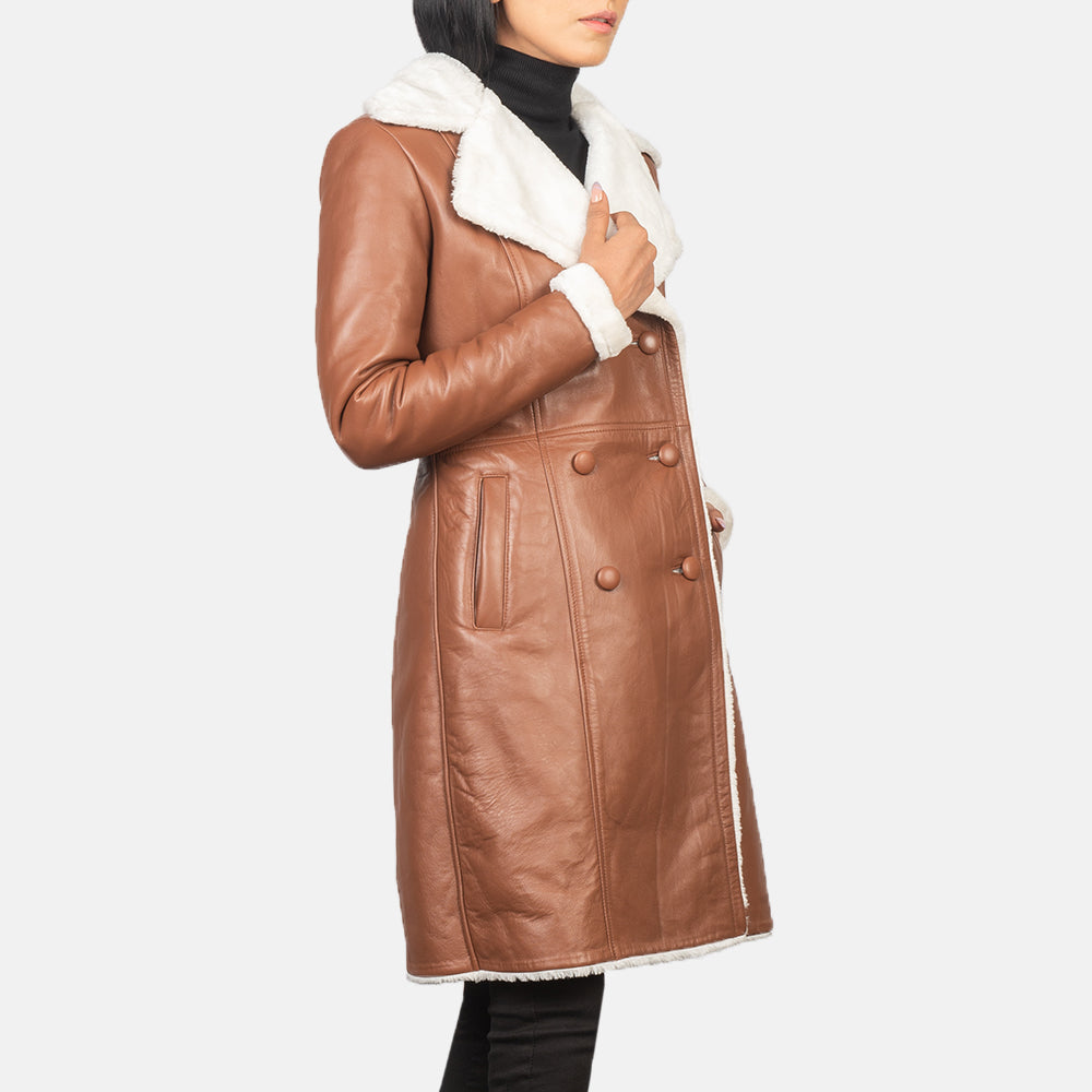 
Amie Brown Double Breasted Shearling Coat - 袖の立体カッティングと洗練されたテーパードフィットを見せる側面ビュー