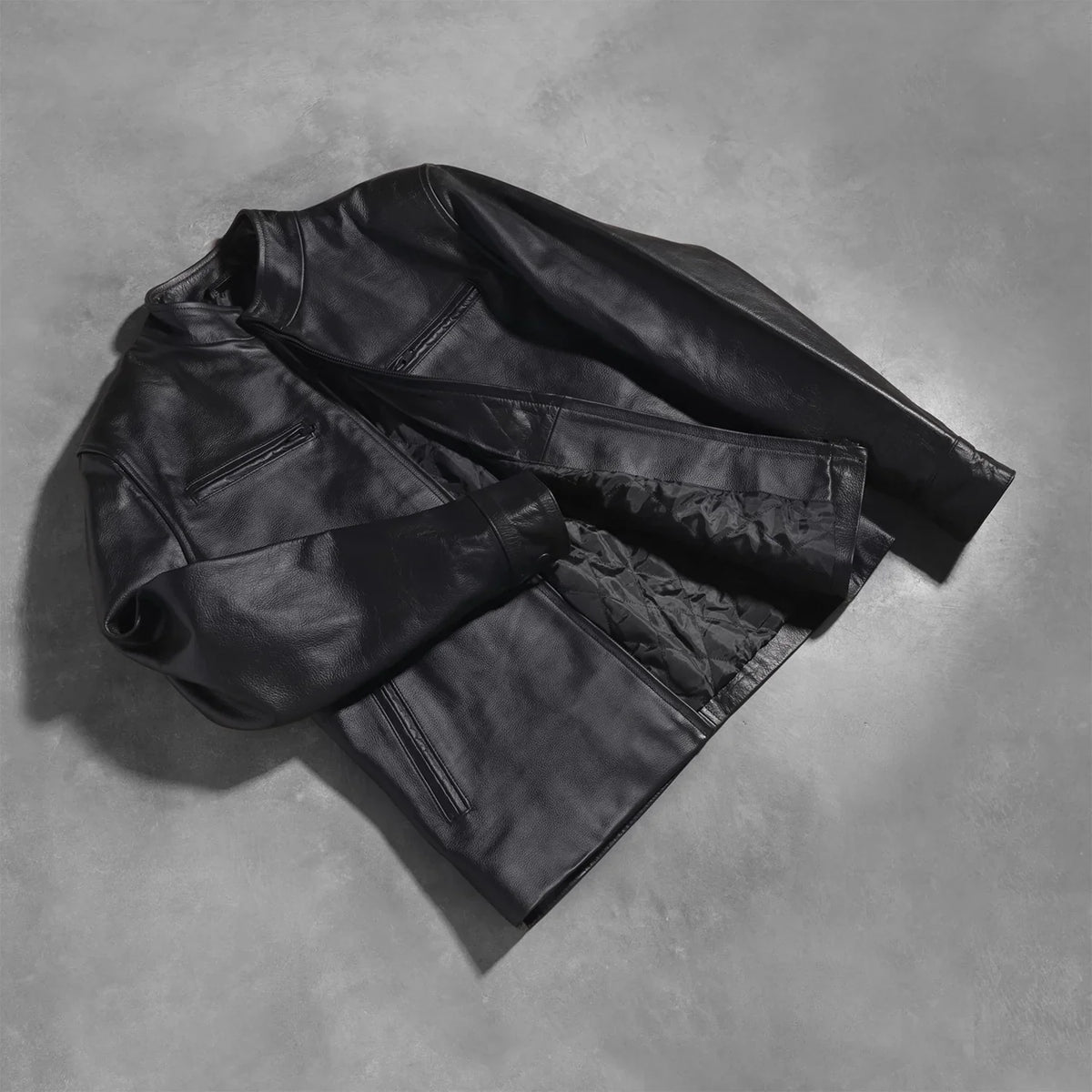 Styled Fit Perspective of Austere Matte ブラック レザーライダースジャケット メンズ on Model - Natural Daylight Drape