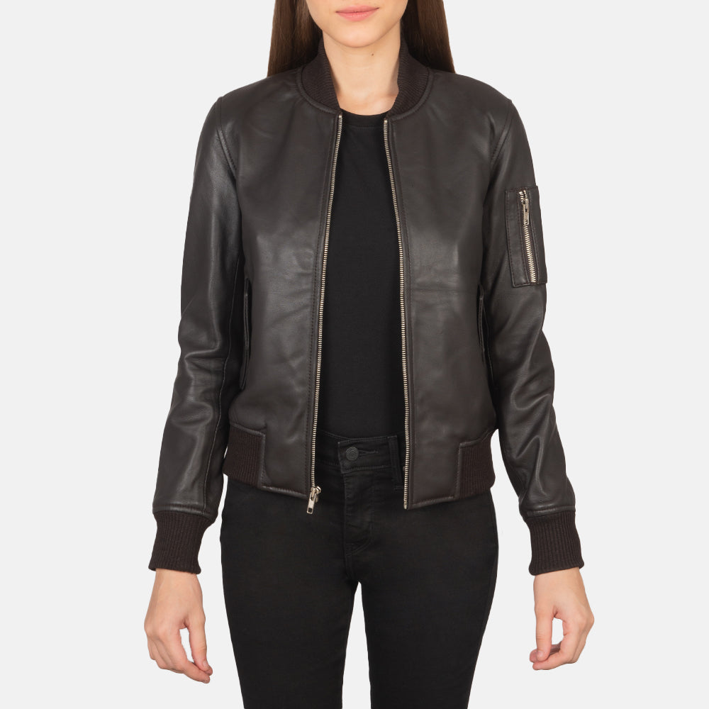 
Ava Ma-1 Brown Leather Bomber Jacket in Brown Sheepskin Leather - 正面スタイル＆テーラードシルエット | 公式オンライン通販