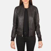 
Ava Ma-1 Brown Leather Bomber Jacket in Brown Sheepskin Leather - 正面スタイル＆テーラードシルエット | 公式オンライン通販