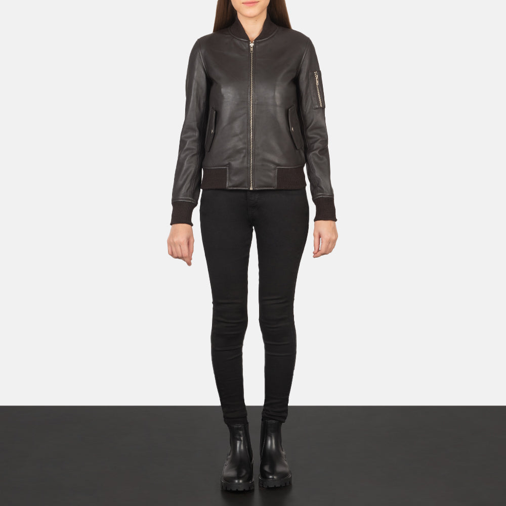 
Ava Ma-1 Brown Leather Bomber Jacket - 袖の立体カッティングと洗練されたテーパードフィットを見せる側面ビュー