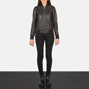 
Ava Ma-1 Brown Leather Bomber Jacket - 袖の立体カッティングと洗練されたテーパードフィットを見せる側面ビュー