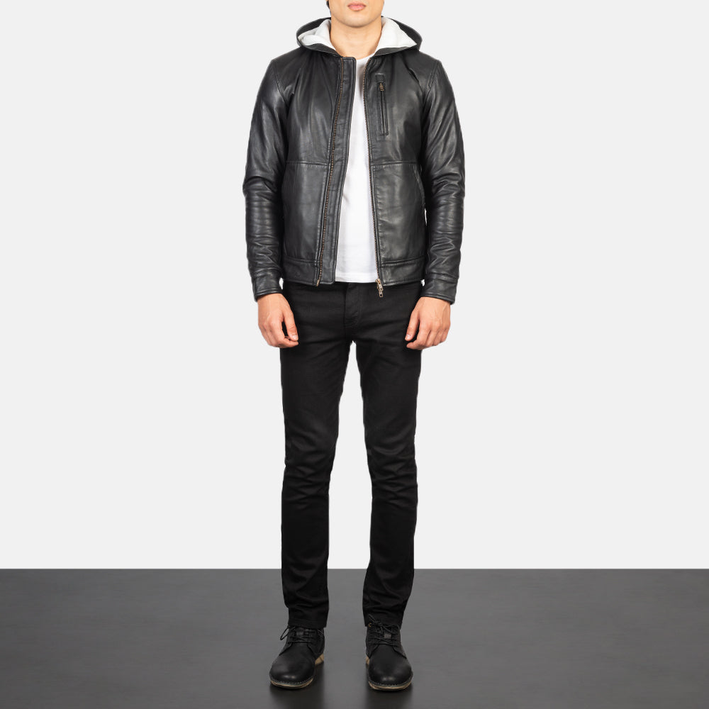 
Baston Black Hooded Leather Bomber Jacket - 袖の立体カッティングと洗練されたテーパードフィットを見せる側面ビュー