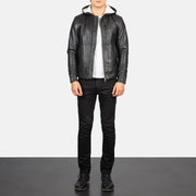 
Baston Black Hooded Leather Bomber Jacket - 袖の立体カッティングと洗練されたテーパードフィットを見せる側面ビュー