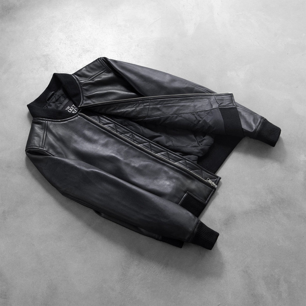 Styled Fit Perspective of Women's Bliss ブラック レザーボンバージャケット レディース on Model - Natural Daylight Drape