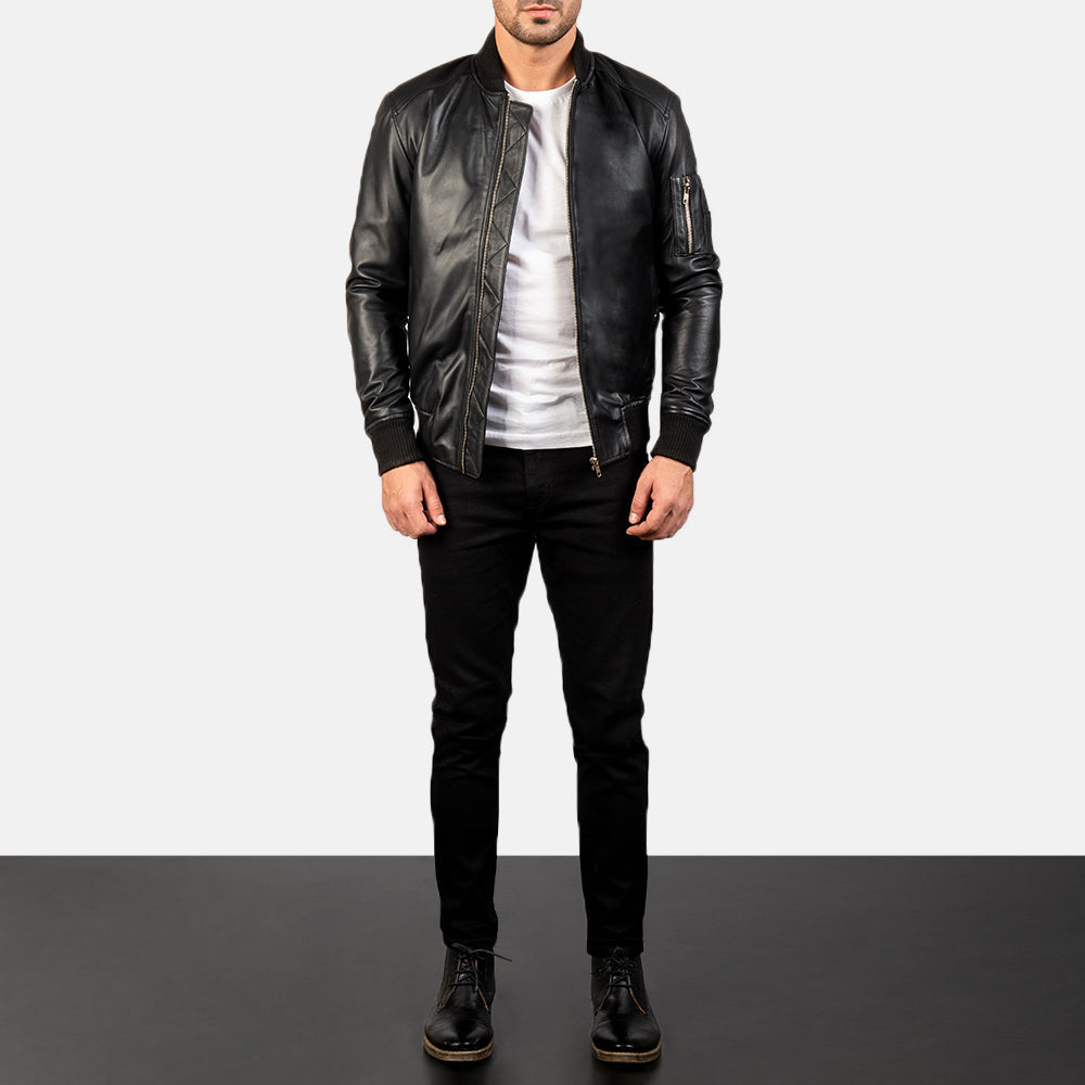 
Bomia Ma-1 Black Leather Bomber Jacket - 袖の立体カッティングと洗練されたテーパードフィットを見せる側面ビュー