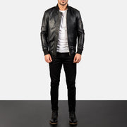 
Bomia Ma-1 Black Leather Bomber Jacket - 袖の立体カッティングと洗練されたテーパードフィットを見せる側面ビュー