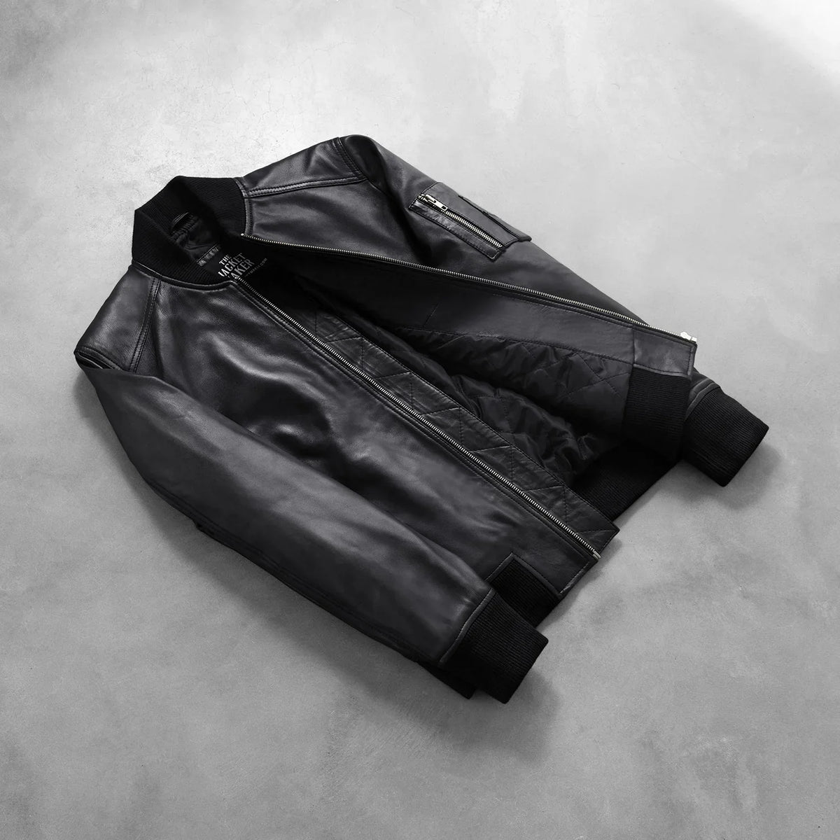 
着用イメージ： Bomia Ma-1 Black Leather Bomber Jacket モデル着用（自然光でのドレープ感）