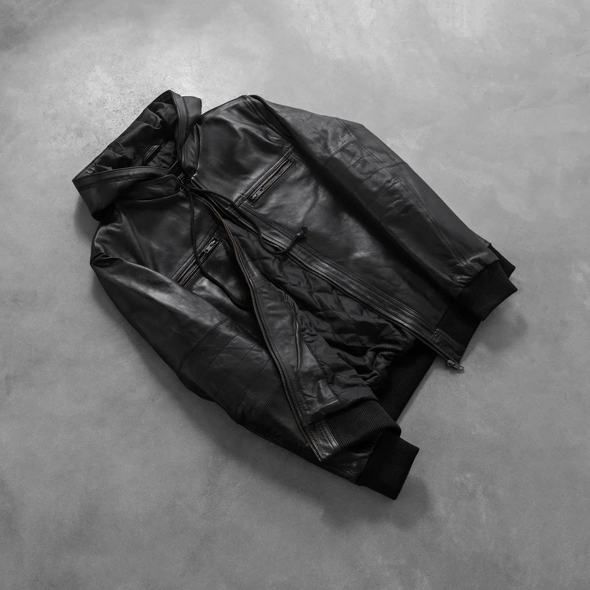 
着用イメージ： Bouncer Biz Black Leather Hooded Bomber Jacket モデル着用（自然光でのドレープ感）