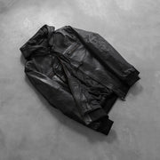 
着用イメージ： Bouncer Biz Black Leather Hooded Bomber Jacket モデル着用（自然光でのドレープ感）
