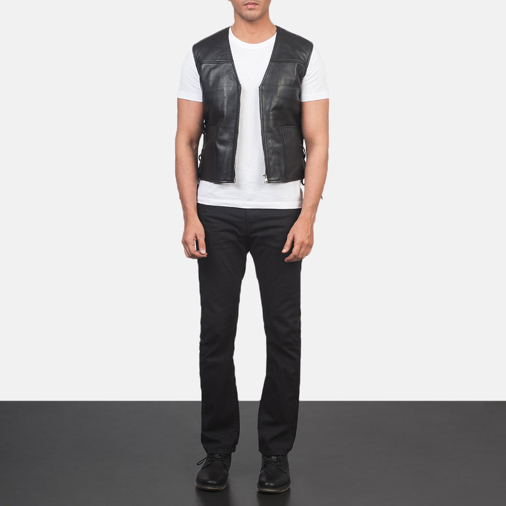 Men's Brandon ブラック レザーベスト メンズ - Lateral Side Profile View Showing Sleeve Cut &amp; Athletic Taper Fit