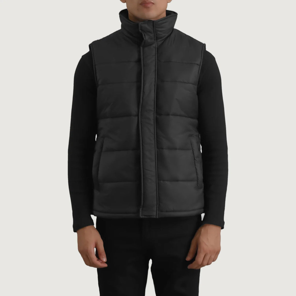 Close-Up Detail of Classic Collar &amp; Zipper With Placket Hardware on Bryan ブラック Puffer Vest メンズ