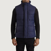 Close-Up Detail of Classic Collar &amp; Zipper With Placket Hardware on Bryan ブルー Puffer Vest メンズ