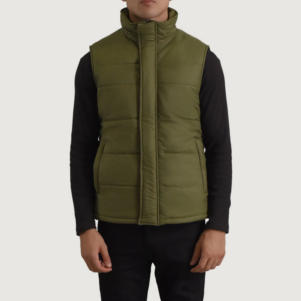 Close-Up Detail of Classic Collar &amp; Zipper With Placket Hardware on Bryan グリーン Puffer Vest メンズ