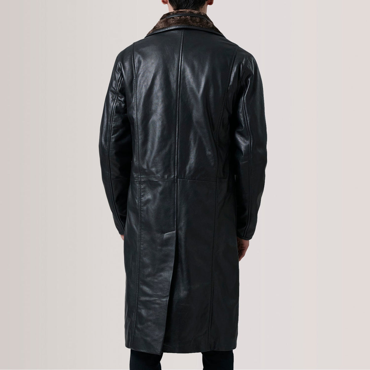 Close-Up Detail of Notch &amp; Button Hardware on Cai ブラック Leather Shearling レザーコート メンズ For Men