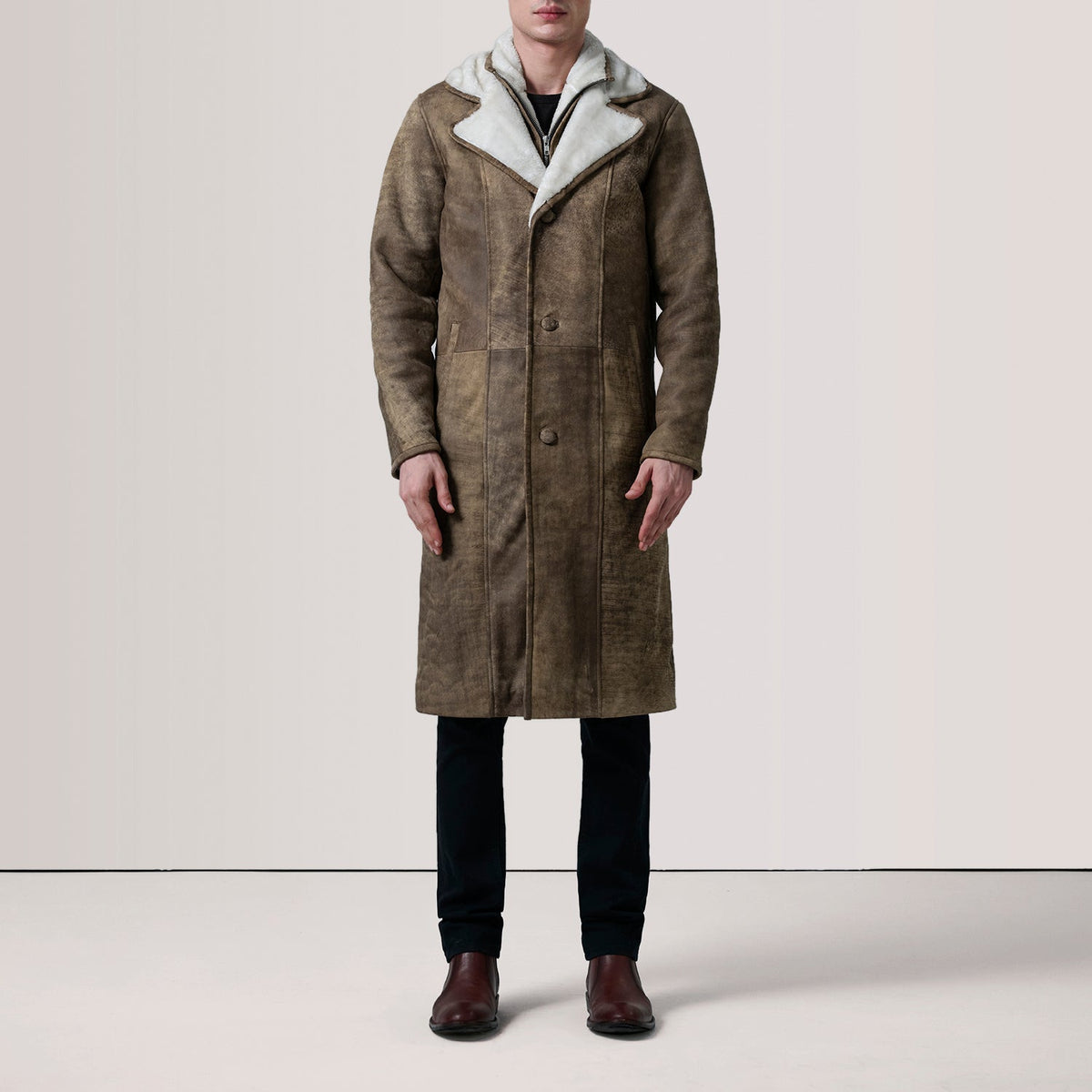 Distressed Brown Sheepskin Snuffed Aviator Jacket - 美しい肩のラインと裾の仕立てが際立つ背面ビュー