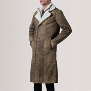 
Cai ディストレストブラウン Leather Shearling レザーコート メンズ For Men - 袖の立体カッティングと洗練されたテーパードフィットを見せる側面ビュー