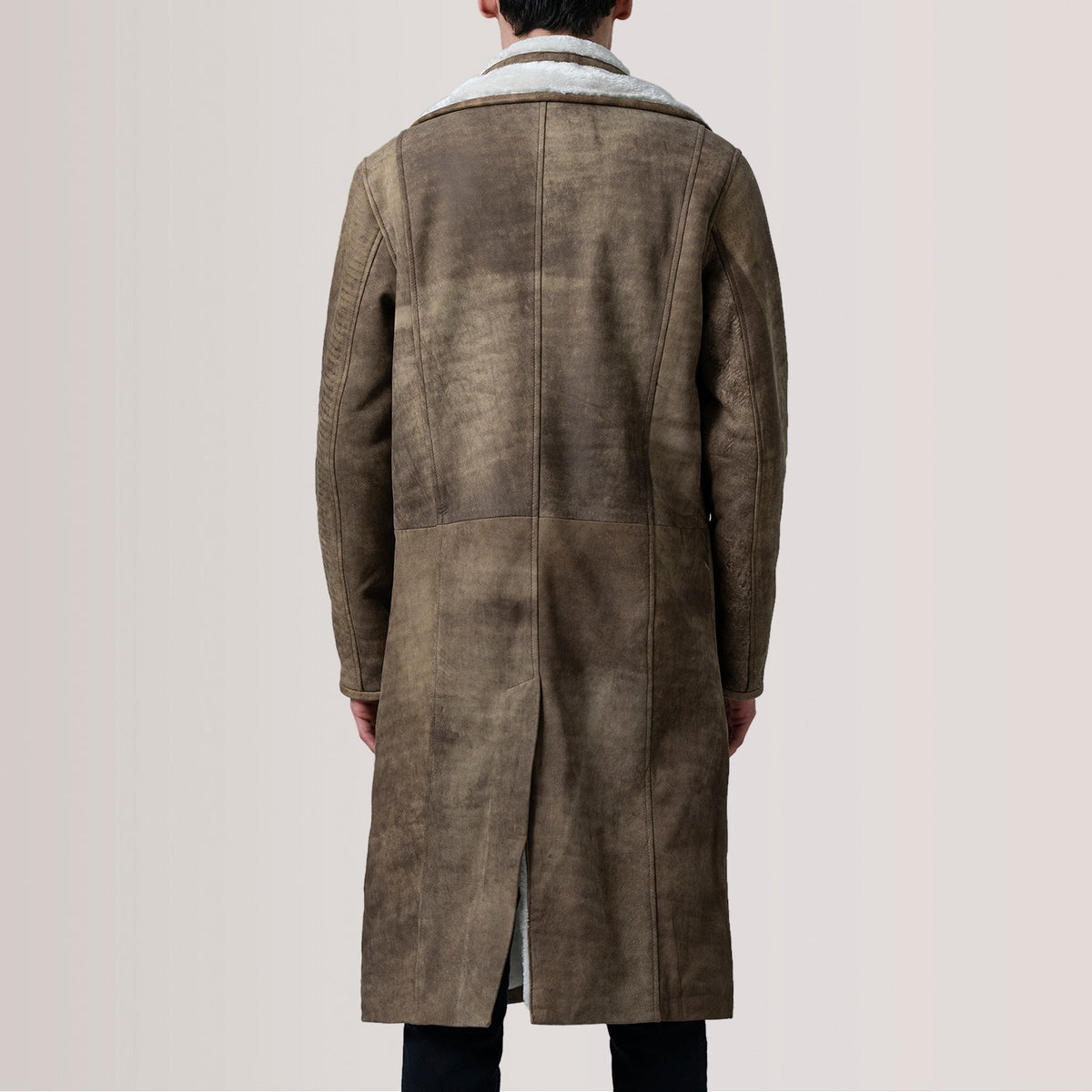 クローズアップ詳細 of Notch & Button Hardware on Cai Distressed Brown Leather Shearling Coat For Men