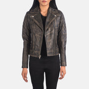 
Carolyn Quilted Distressed Brown Biker Jacket in Distressed Brown Goatskin Leather - 正面スタイル＆テーラードシルエット | 公式オンライン通販