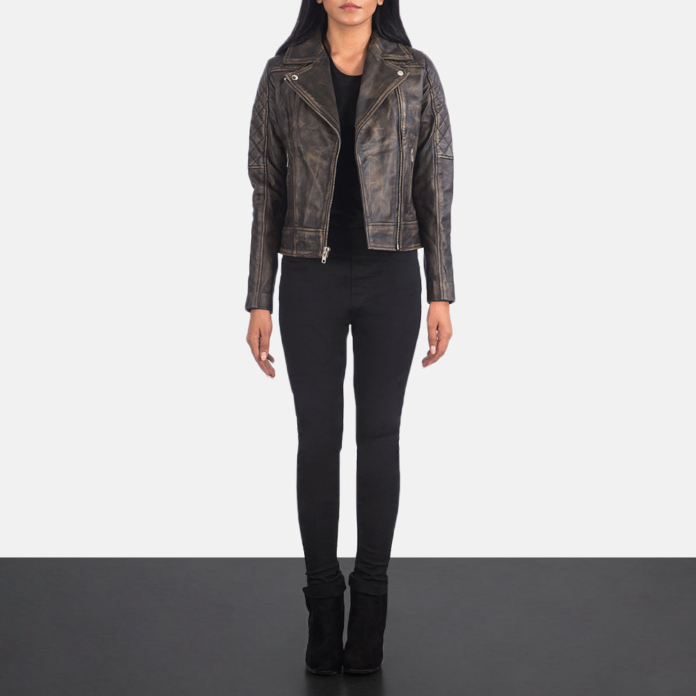 
Carolyn Quilted Distressed Brown Biker Jacket - 袖の立体カッティングと洗練されたテーパードフィットを見せる側面ビュー