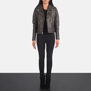 
Carolyn Quilted Distressed Brown Biker Jacket - 袖の立体カッティングと洗練されたテーパードフィットを見せる側面ビュー