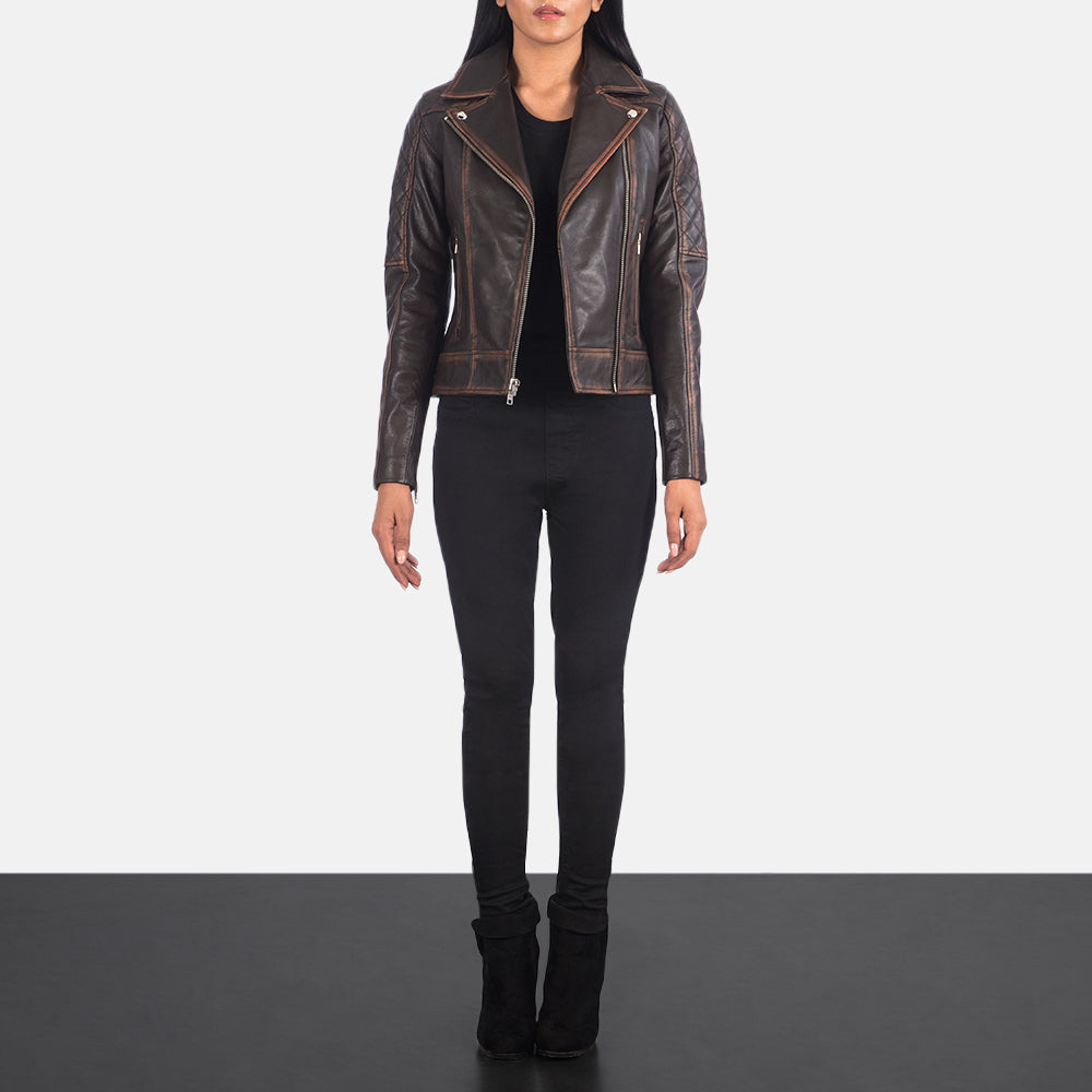 
Carolyn Quilted Vintage Brown Biker Jacket - 袖の立体カッティングと洗練されたテーパードフィットを見せる側面ビュー