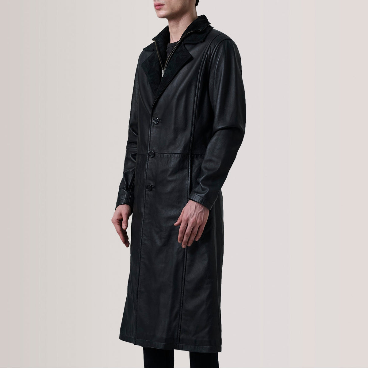 
Charlton ブラック Leather Single Breasted レザーコート メンズ For Men - 袖の立体カッティングと洗練されたテーパードフィットを見せる側面ビュー