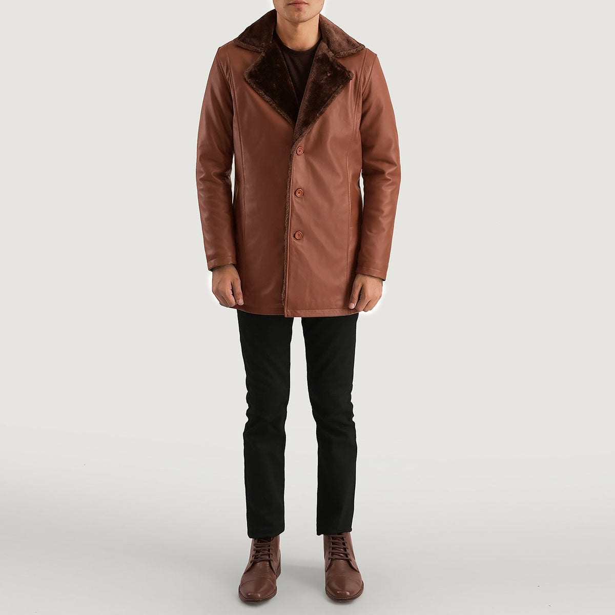
シナモン ブラウン Leather Fur レザーコート メンズ - 袖の立体カッティングと洗練されたテーパードフィットを見せる側面ビュー