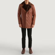 
シナモン ブラウン Leather Fur レザーコート メンズ - 袖の立体カッティングと洗練されたテーパードフィットを見せる側面ビュー