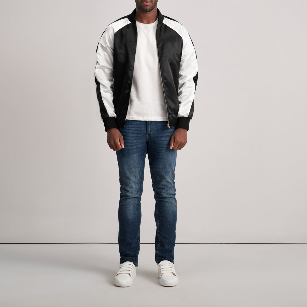 Close-Up Detail of Varsity &amp; Zipper Hardware on Clarke ブラック Varsity レザージャケット メンズ