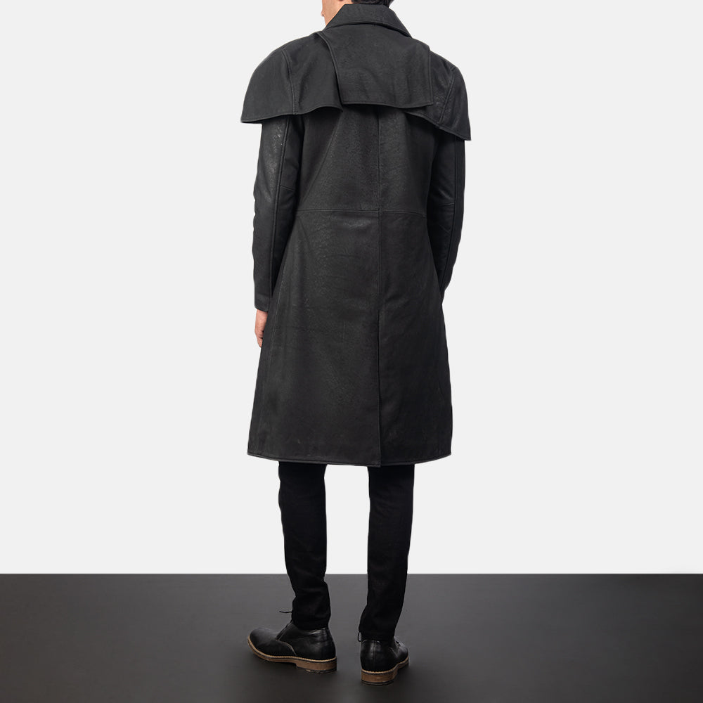 Men's Classic Distressed ブラック Leather Duster メンズ - Lateral Side Profile View Showing Sleeve Cut &amp; Athletic Taper Fit