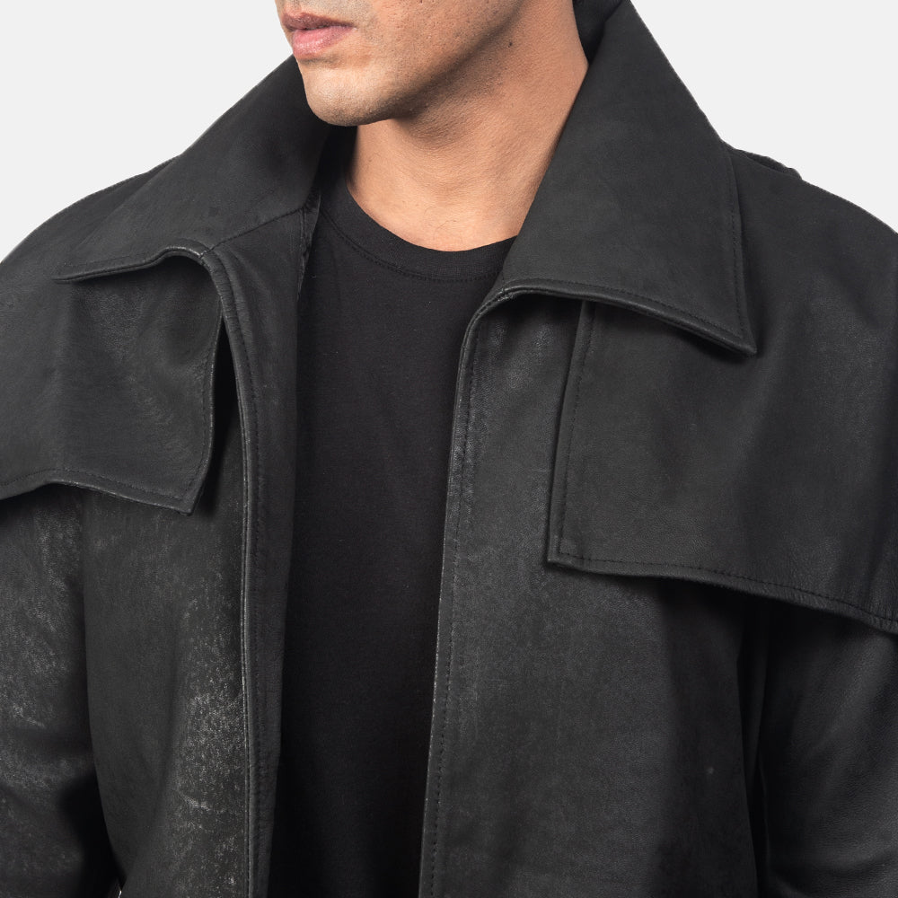 Close-Up Detail of Classic Collar &amp; Heavy-Duty Zipper Hardware on Men's Classic Distressed ブラック Leather Duster メンズ