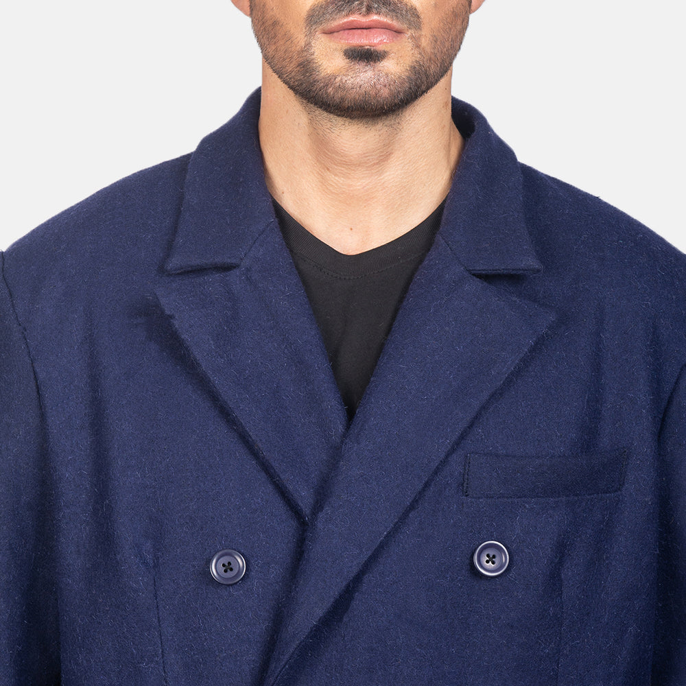 クローズアップ詳細 of Notch &amp; Button Hardware on Blue Wool Double Breasted Coat