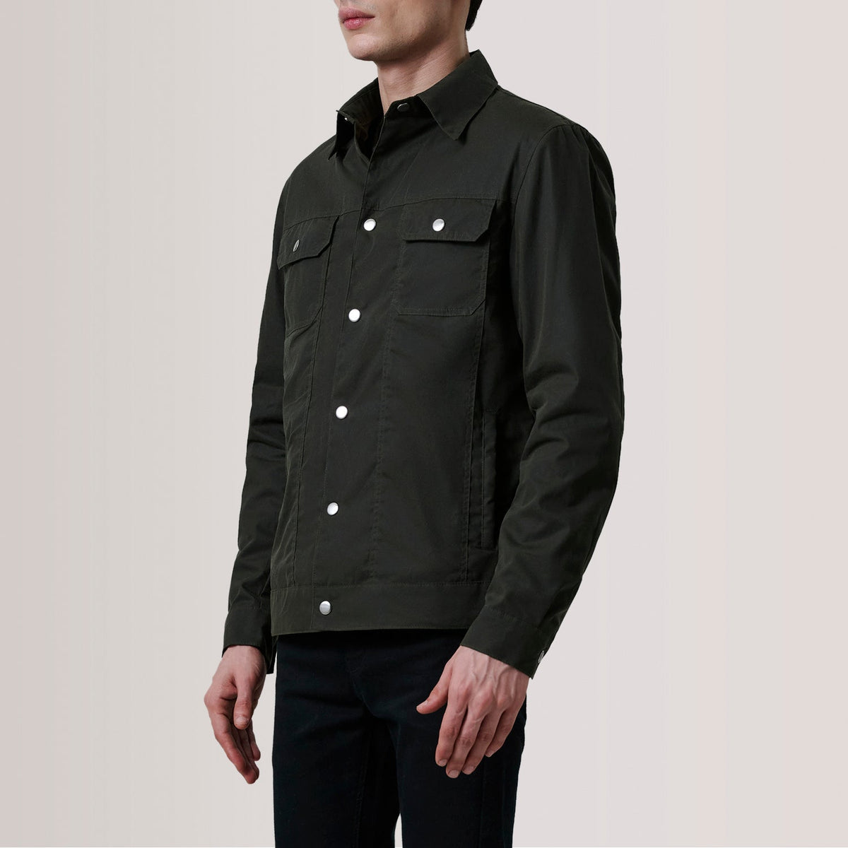 
Colberto Olive Waxed Canvas Trucker レザージャケット メンズ For Men - 袖の立体カッティングと洗練されたテーパードフィットを見せる側面ビュー