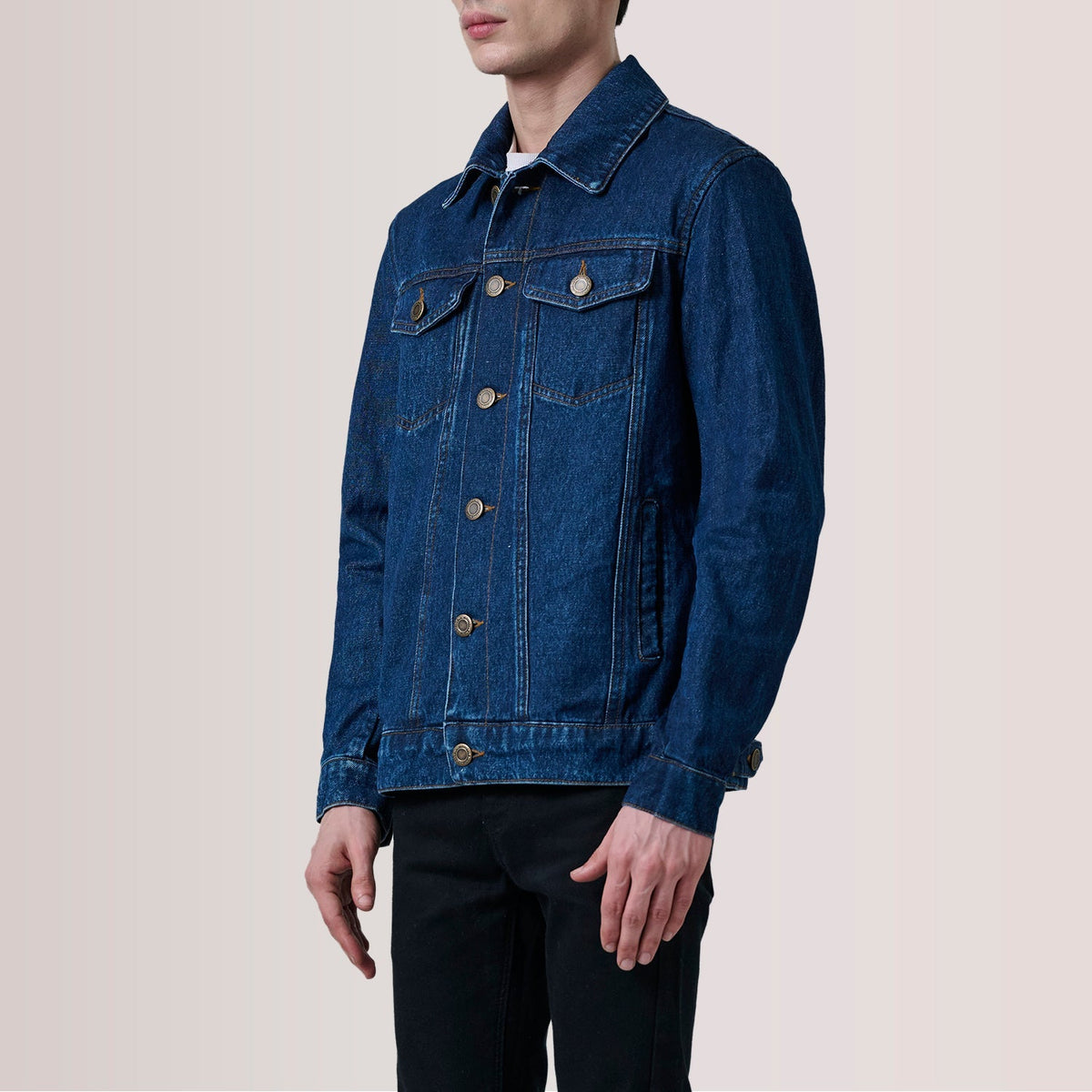 
Conard Dark ブルー Denim Trucker レザージャケット メンズ For Men - 袖の立体カッティングと洗練されたテーパードフィットを見せる側面ビュー