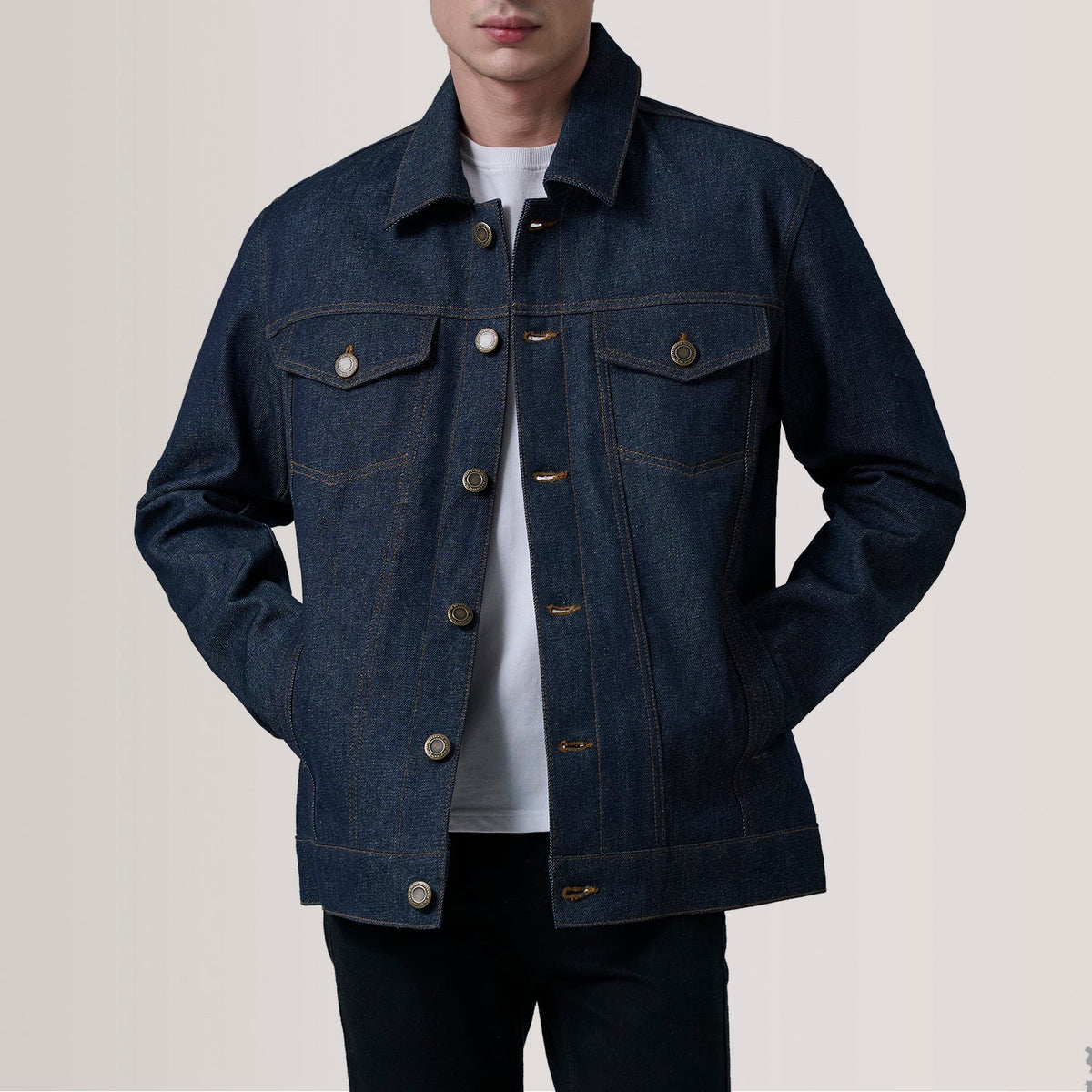 
Conard Ash Grey Denim Trucker Jacket For Men in Indigo Blue Full-Grain Leather - 正面スタイル＆テーラードシルエット | 公式オンライン通販