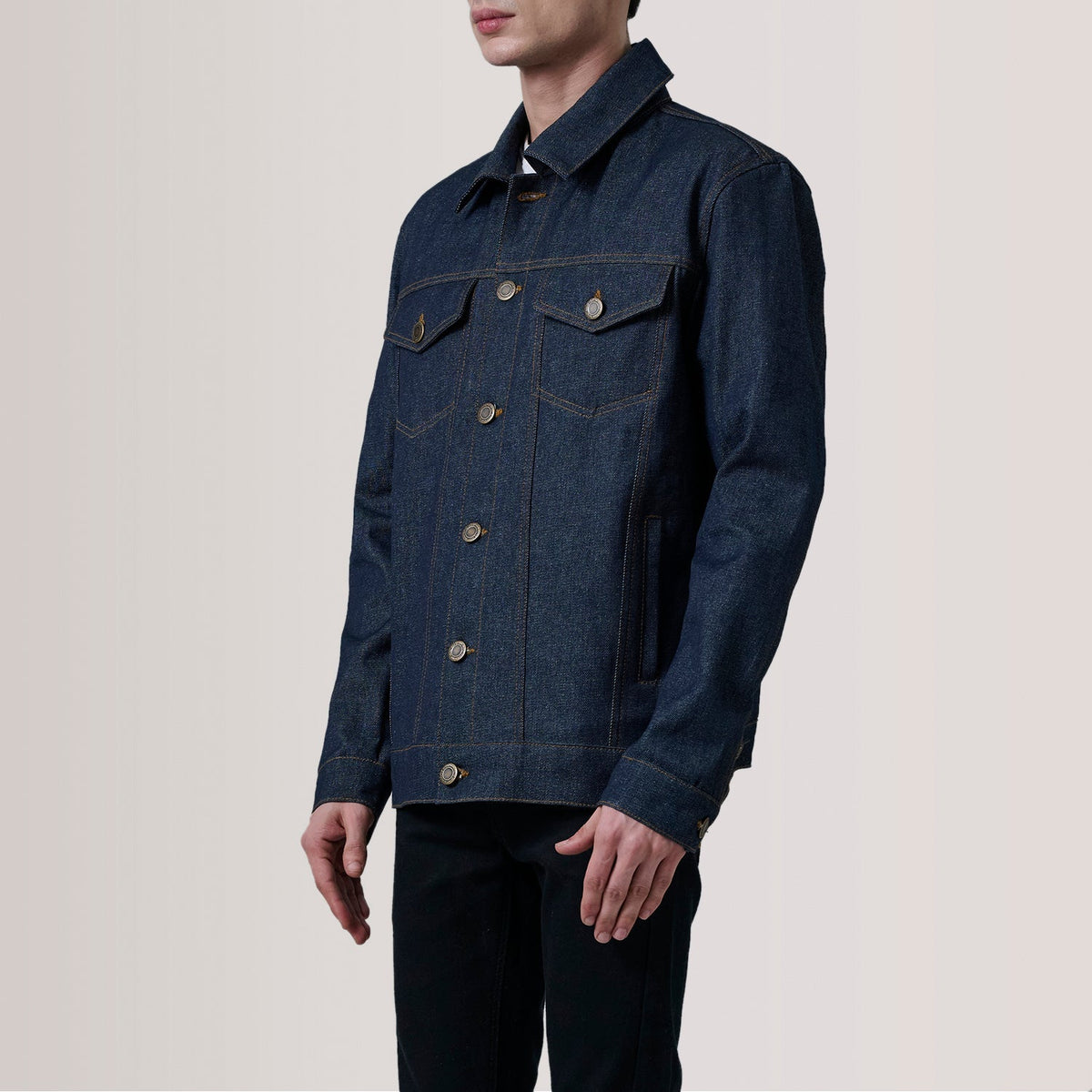 
Conard Ash Grey Denim Trucker Jacket For Men - 袖の立体カッティングと洗練されたテーパードフィットを見せる側面ビュー