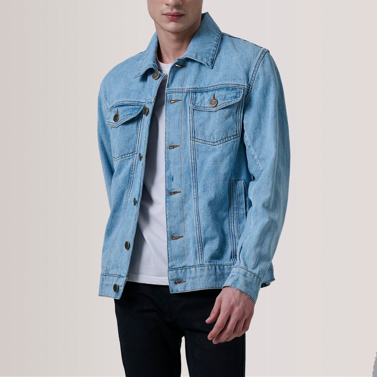 
Conard Light ブルー Denim Trucker レザージャケット メンズ For Men in Light Blue Full-Grain Leather - 正面スタイル＆テーラードシルエット | 公式オンライン通販