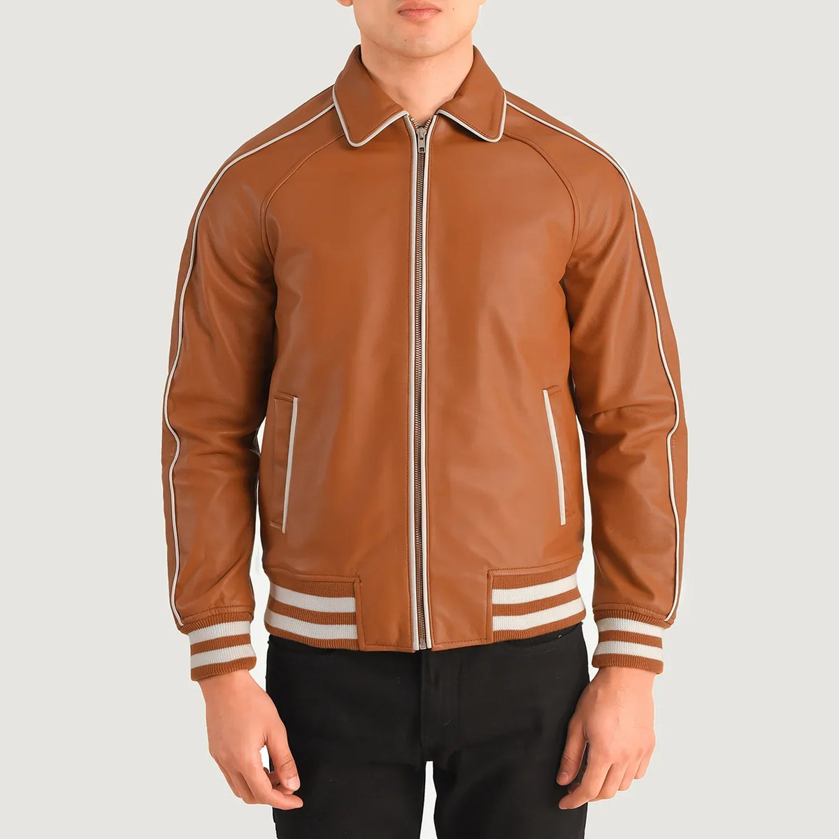 Close-Up Detail of Shirt collar &amp; Zipper Hardware on Cooper タン ブラウン Leather Varsity レザージャケット メンズ
