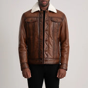
Dallis ブラウン Leather Shearling Trucker レザージャケット メンズ in Waxed Brown Sheepskin Leather - 正面スタイル＆テーラードシルエット | 公式オンライン通販