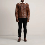 
Dallis ブラウン Leather Shearling Trucker レザージャケット メンズ - 袖の立体カッティングと洗練されたテーパードフィットを見せる側面ビュー