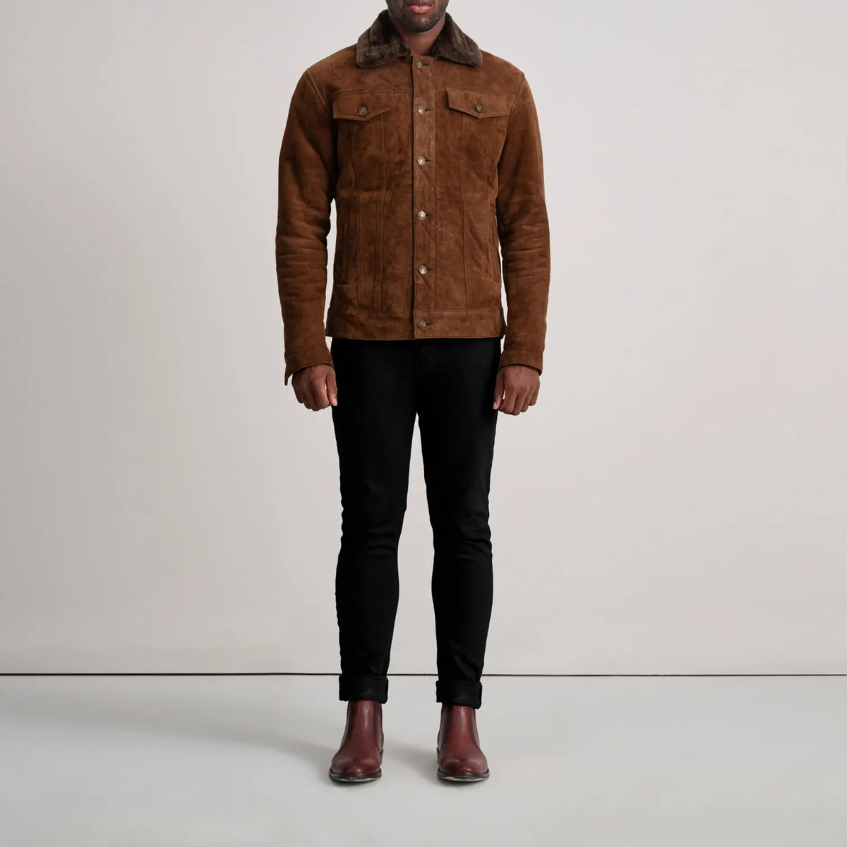 Dallis ブラウン Suede Shearling Trucker レザージャケット メンズ - Lateral Side Profile View Showing Sleeve Cut &amp; Athletic Taper Fit