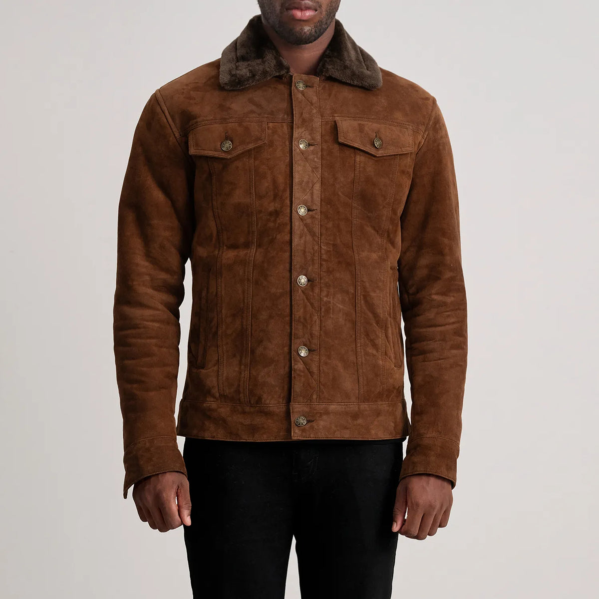 Close-Up Detail of Classic Collar &amp; Button Hardware on Dallis ブラウン Suede Shearling Trucker レザージャケット メンズ
